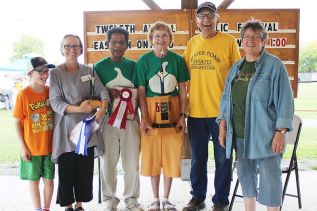 From left, Liam Cheff, of Cheff Field Farms, Catherine Cheff of Cheff Field Farms (reserve champion), Viren and Dorothy Oogarah of Wagar Oogarah Farms, Garlic Guru Paul Pospisil and National Farmers Union representative Dianne Dowling. Photo/Craig Bakay